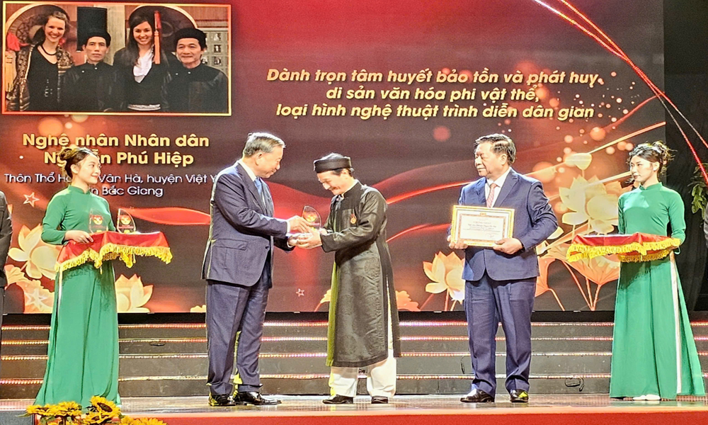 Bắc Giang: Nghệ nhân quan họ Nguyễn Phú Hiệp được tôn vinh tại Chương trình “Hồ Chí Minh - Hành trình khát vọng 2024”